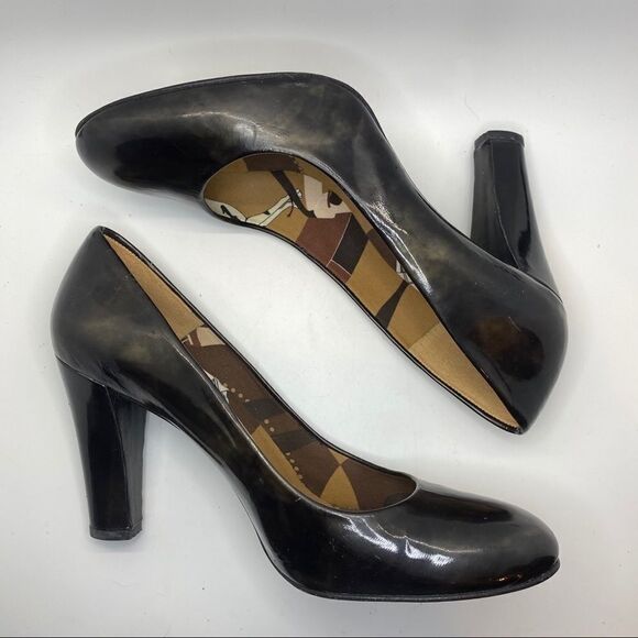 Stuart Weitzman almond toe patent leather pump - Picture 4 of 8